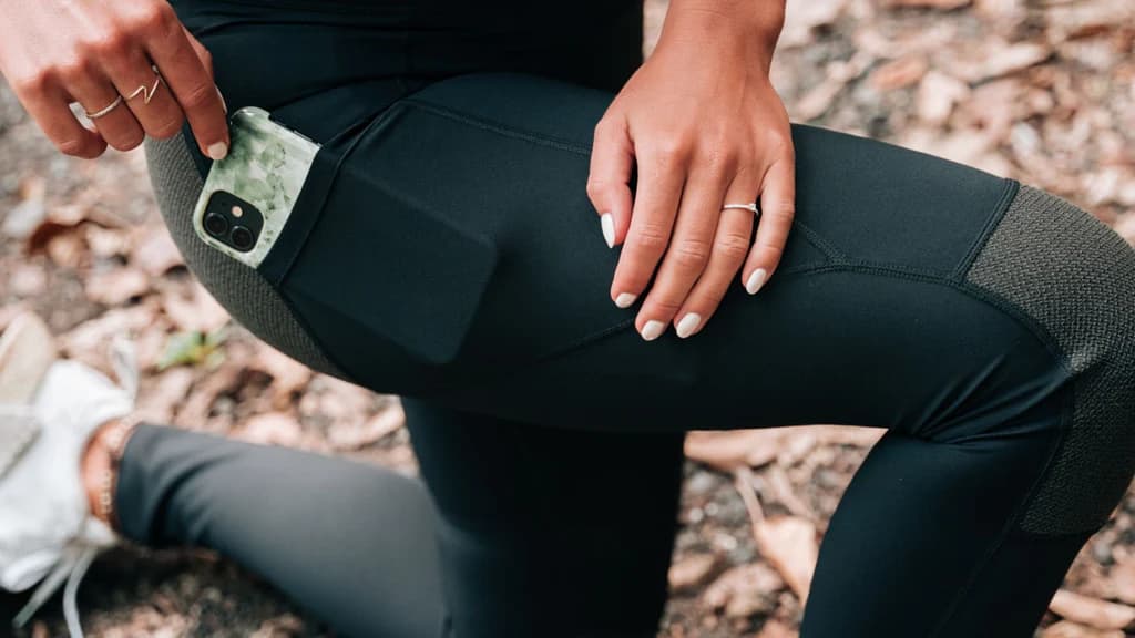 woman-wearing-a-black-hiking-tights_1024x1024