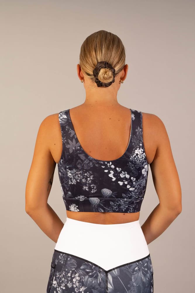 100_b048830380-sports-bh-dame-svart-hvit-stotte-barasportswear-full