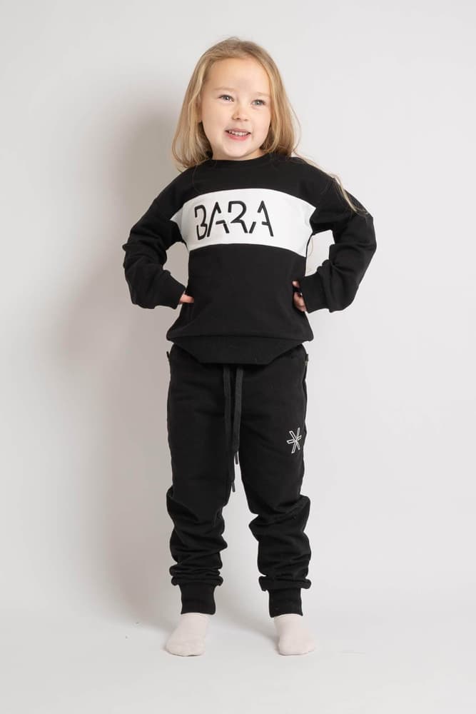 121_0248ad95c2-kosegenser-joggebukser-svart-med-lommer-barn-bara-sportswear_3070b99b-660c-4aa6-b30c-5ae26f8e6a55-full