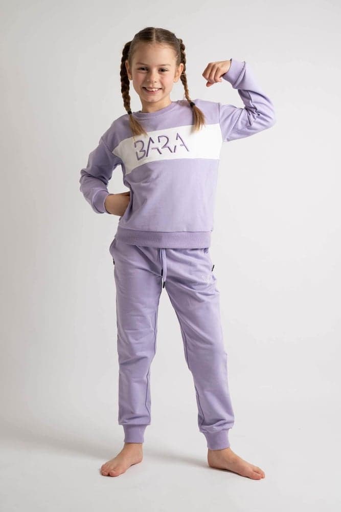 121_3d7f0b9c56-jogge-set-lilla-bukser-genser-barn-bara-sportswear_cc52bb8f-3e1f-4ef9-a78f-1a5011d595ae-full