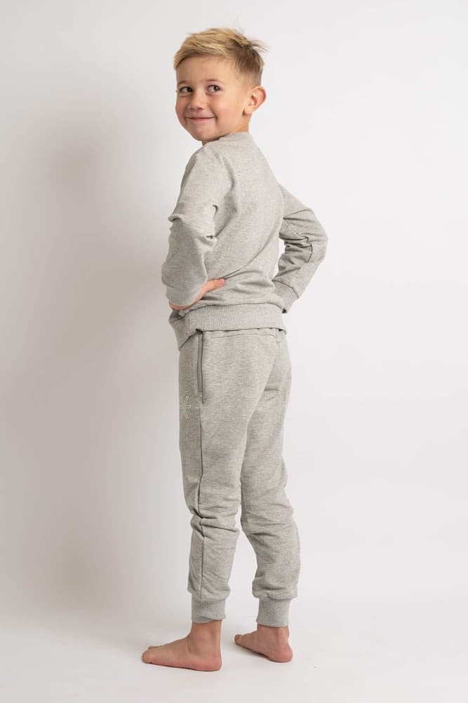 121_453c9842e8-koseset-gra-barn-matchende-joggebukser-bara-sportswear_8dd43ebf-3e32-475d-9596-a33375b8c3b1-full