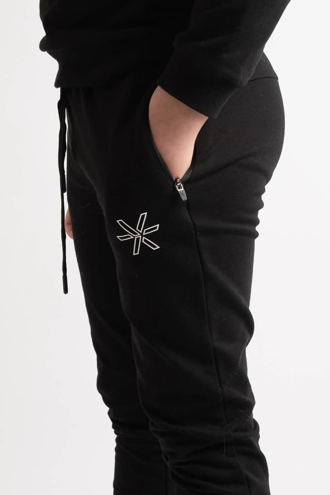 122_4968287bda-joggebukser-svart-med-lommer-barn-bara-sportswear_e9b87e6f-131d-46b3-aa56-142fd8460f9f-full