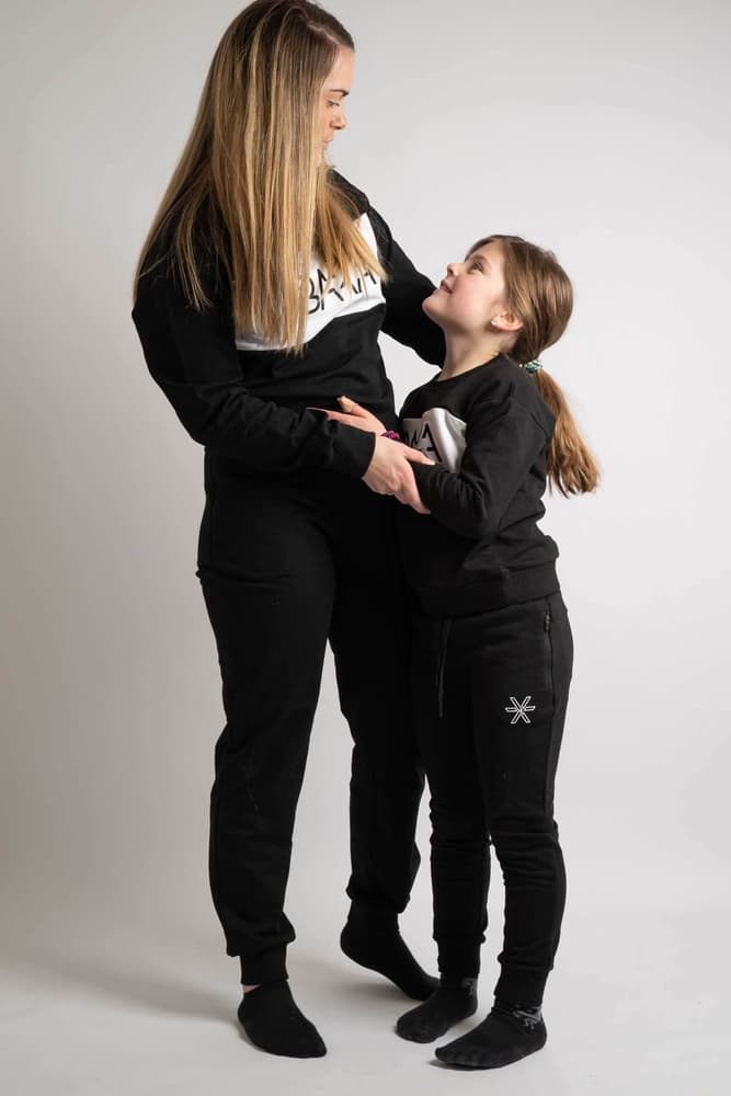 122_fcbc80208e-kosegenser-joggebukser-matchende-svart-barn-bara-sportswear_51ede200-c3ed-4d5d-b983-659e7426df0e-full