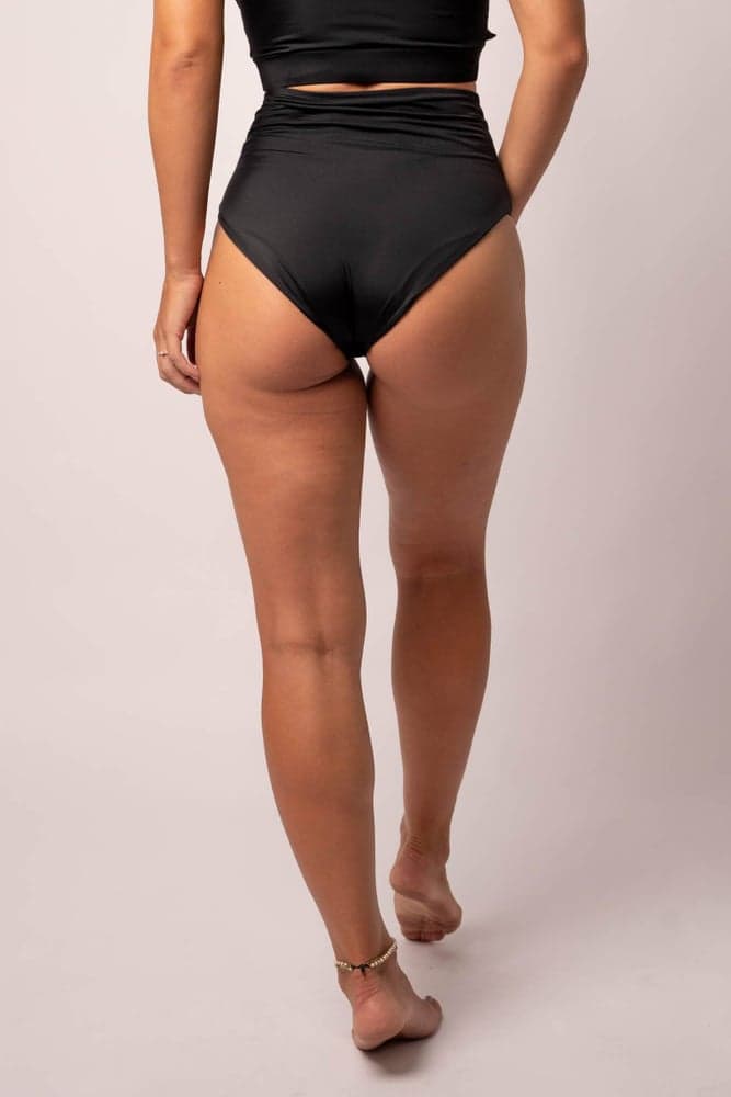 12_c464bda177-solid-svart-dekkende-bikini-truse-bara-sportswear_ccae45ce-bc86-4f91-bab9-dc5c1202f19c-full