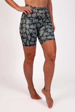 184_3ce8bfe50c-bara-pocket-shadow-shape-shorts_95994d2d-4100-4ee1-9ce2-b5b446f5319e-full