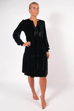 37_4d41fa71e1-black-velvet-dress-bara_ff765b5b-2106-48b4-a389-b2c72c85c458-full