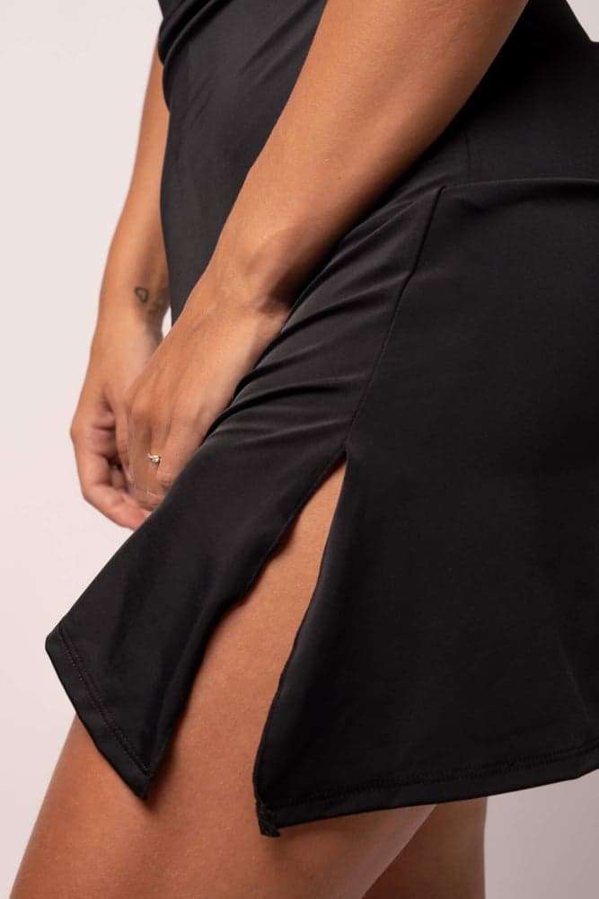 70_8db0cce785-svart-svommekjole-med-splitt-bara-sportswear_d64eee24-76f7-4408-9e6d-69d052e205a0-full