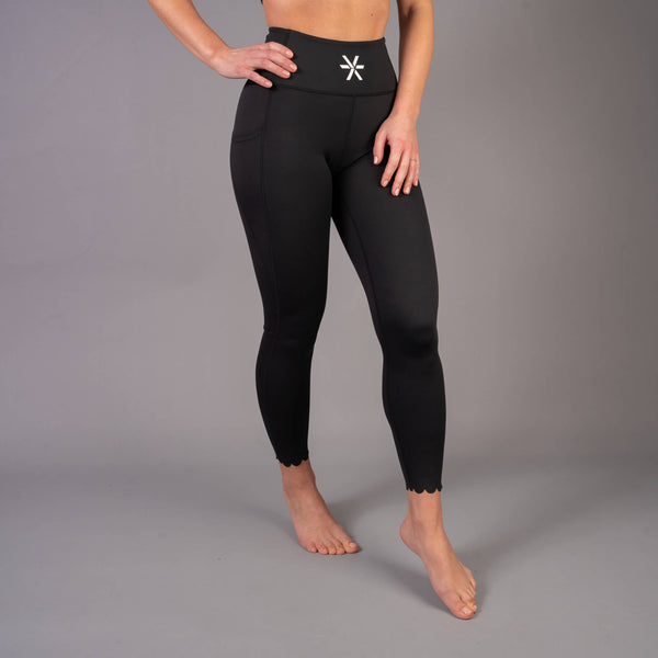 Leggings for woman in black with highwaist from BARA Sportswear. 